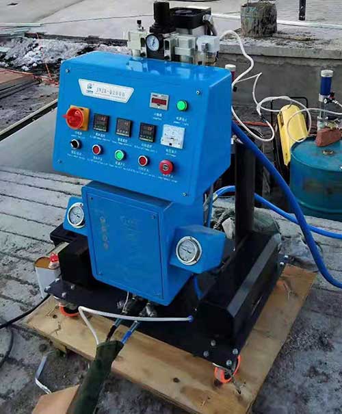 聚氨酯車(chē)輛內(nèi)飾頂棚噴涂發(fā)泡保溫(圖1) Q2600小型聚氨酯噴涂機(jī)