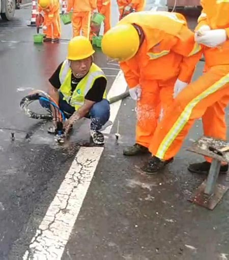 聚氨酯注漿機(jī)瀝青路面填縫施工